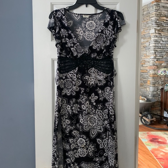 Speechless Dresses & Skirts - Black & White pattern dress with lace mid section